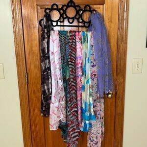 8 women’s scarves